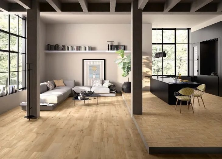 Ampio open space con pavimento in parquet dopo una ristrutturazione residenziale a Roma