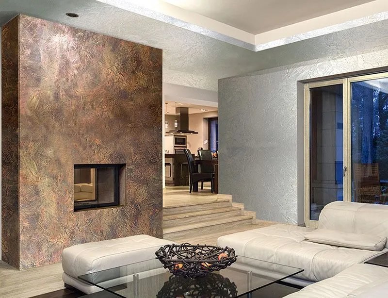 Soggiorno rifinito con rivestimento decorativo a parete dopo gli interventi di ristrutturazione
